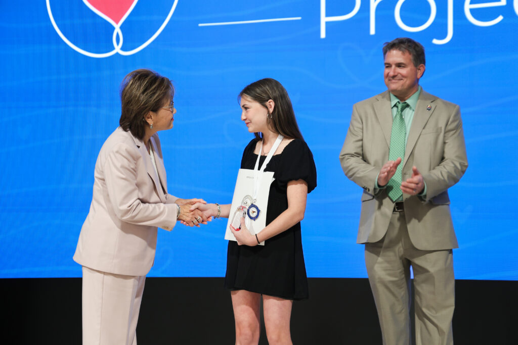 Mayor Goh congratulates a student.