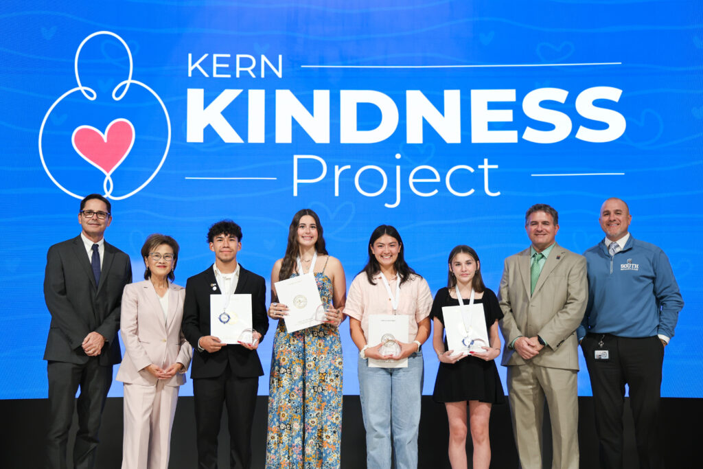 Students pose for a photo with school administrators and Mayor Goh.