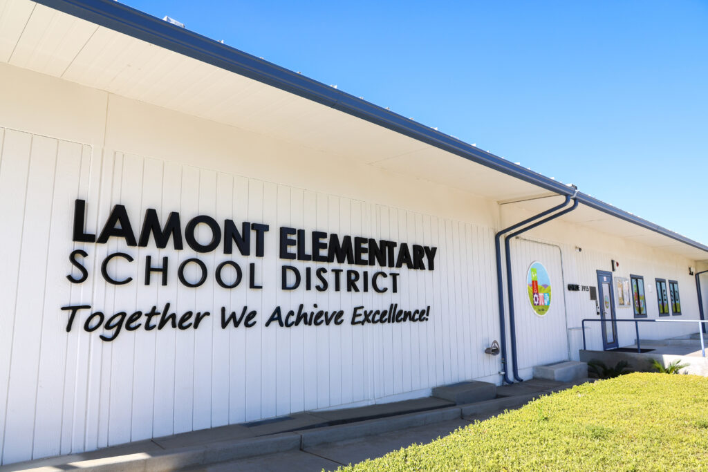 Photo of the Lamont Elementary School District Office.